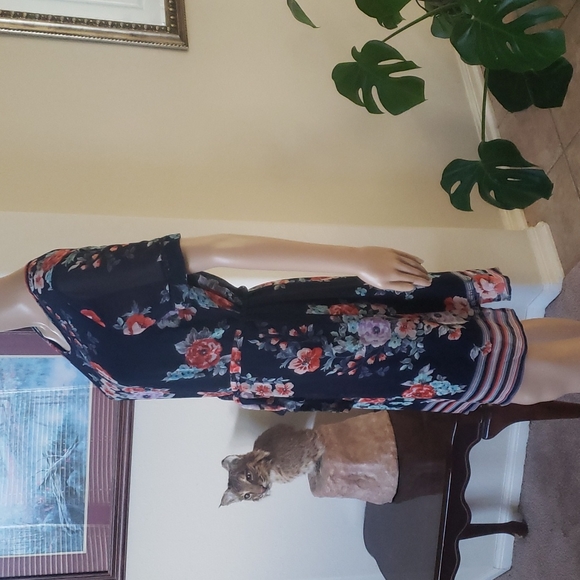 Signature Studio s artsy floral display laser cutout arms and scoop hems - Picture 3 of 9